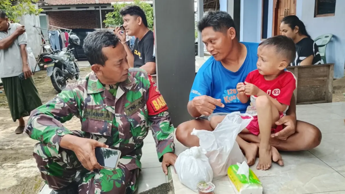 PEDULI: Babinsa Desa Klumpit Koramil 08/Gebog Kodim 0722/Kudus Pelda Moh. Arif Hamidullah bersama Barra dan orang tuanya, Rizal di rumahnya Jumat (27/3).