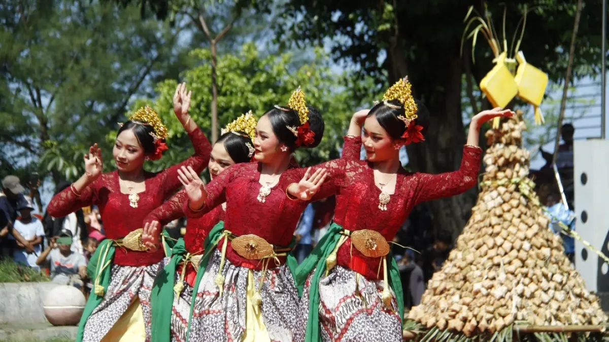 SERASI: Tarian kupat lepet dibawakn untuk menghibur masyarakat pada Sabtu (28/3). (FIKRI THOHARUDIN/RADAR KUDUS)