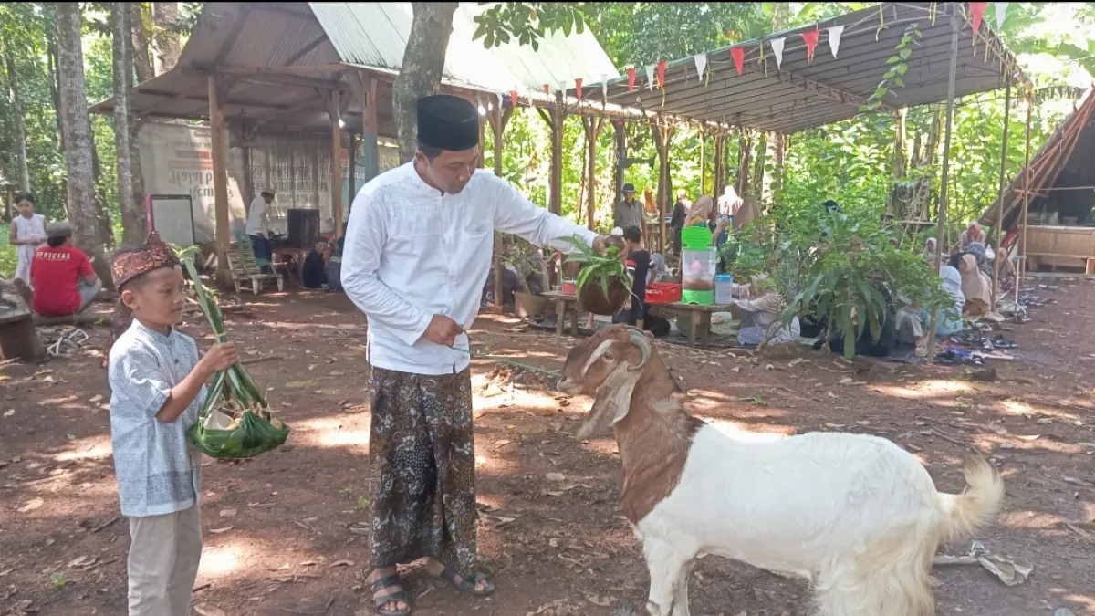 TRADISI: Prosesi ruwatan hewan ternak di Dukuh Winong, Sukosono, Kedung, Jepara. 