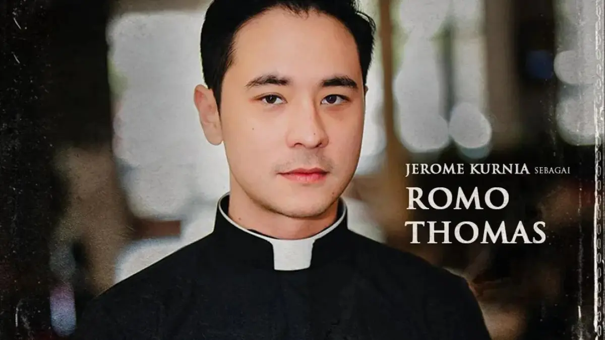 Jerome Kurnia kembali berperan sebagai Romo Thomas di film Kuasa Gelap: Perjanjian Darah (Foto: Instagram @kuasagelap.id)
