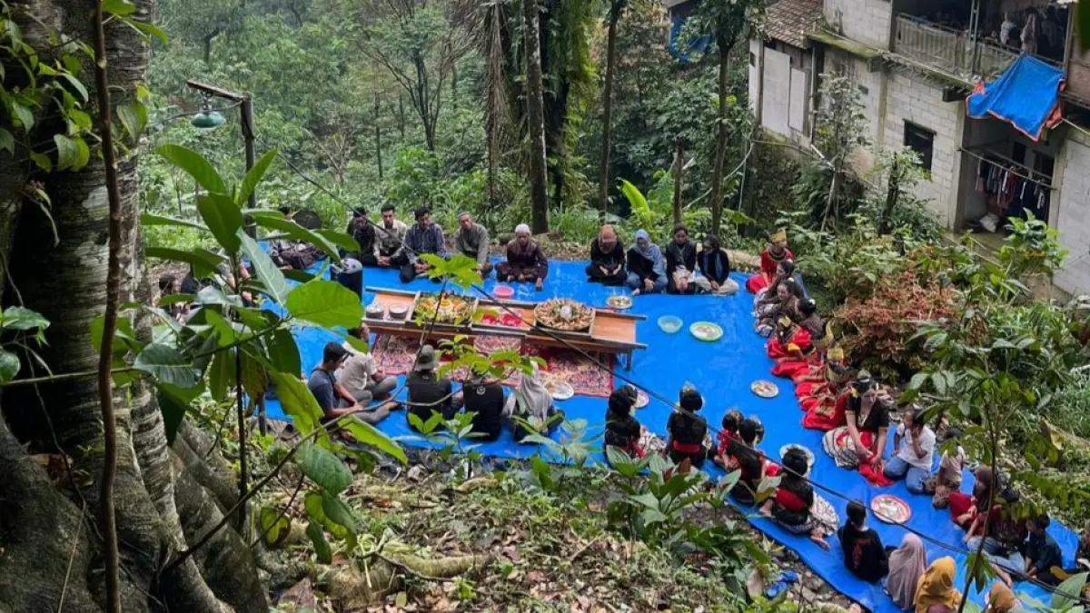 KHIDMAT: Usai kirab tumpeng dilakukan kendurenan di area punden mbah Robyong, Duplak, Tempur, pada Sabtu (28/3).