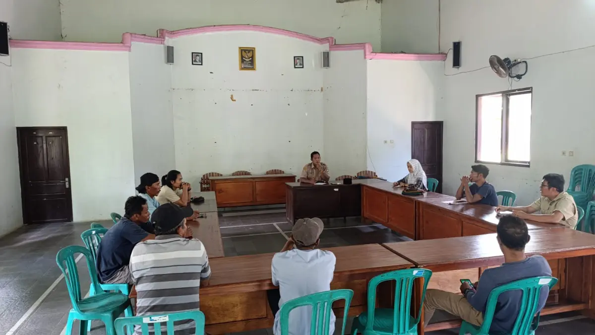 TAGIH JANJI: Sejumlah perwakilan nelayan di Desa Kemujan, Karimunjawa menyampaikan aspirasinya di Balai Desa.