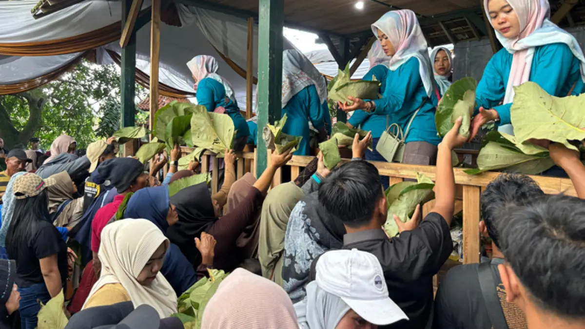 ANTUSIAS: Masyarakat saat berebut mendapatkan berkat di acara Manganan Janjang di Desa Janjang, Kecamatan Jiken, Kabupaten Blora. (EKO SANTOSO/RADAR KUDUS)
