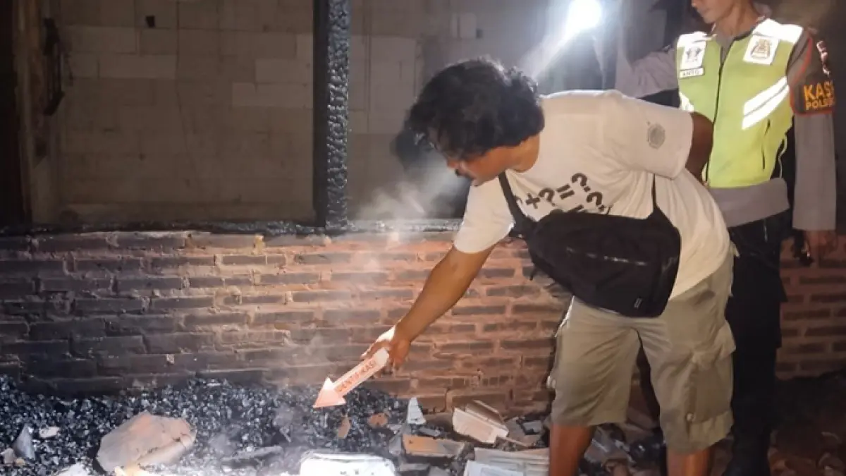 CEK: Personil Polres Blora saat melakukan olah TKP di rumah yang terbakar. (HUMAS POLRES BLORA UNTUK RADAR KUDUS) 