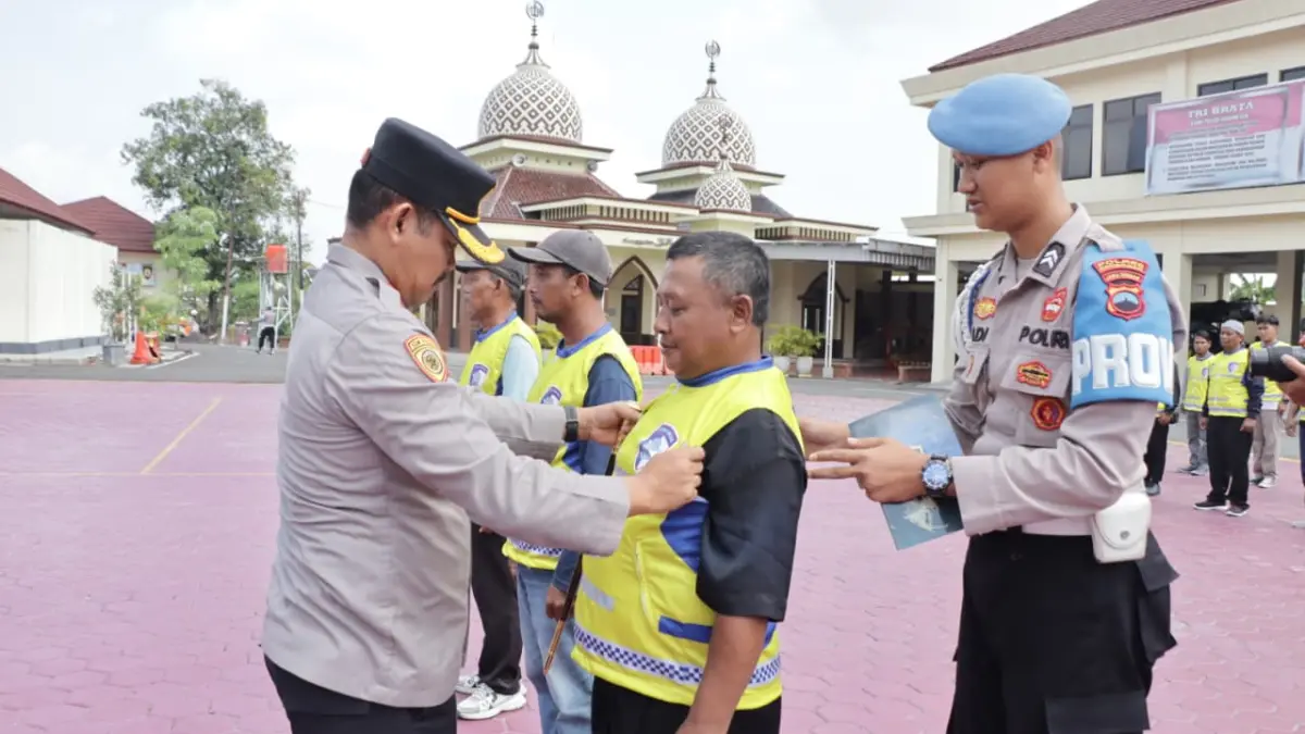 DIBINA: Kapolres Grobogan AKBP Ike Yulianto saat memberikan rompi ke supeltas. (POLRES GROBOGAN UNTUK RADAR KUDUS)