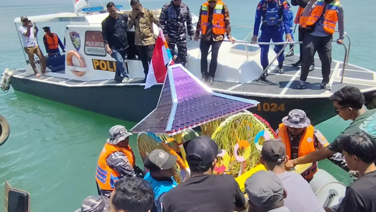 DILARUNG: Warga Desa Bajomulyo, Juwana berdoa bersama di tengah peraian Juwana kemarin. (ANDRE FAIDHIL FALAH/RADAR KUDUS)
