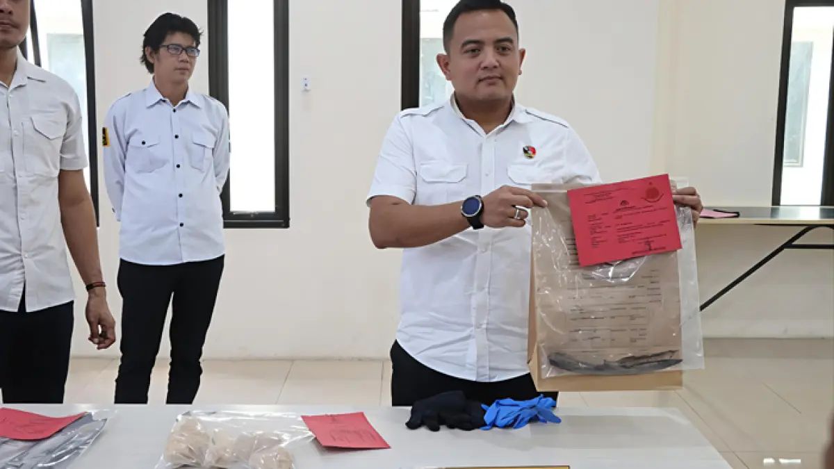 DITUNJUKKAN: Personel Polresta Pati menunjukkan barang bukti pengeroyokan di Mapolresta setempat belum lama ini. (ANDRE FAIDHIL FALAH/RADAR KUDUS)