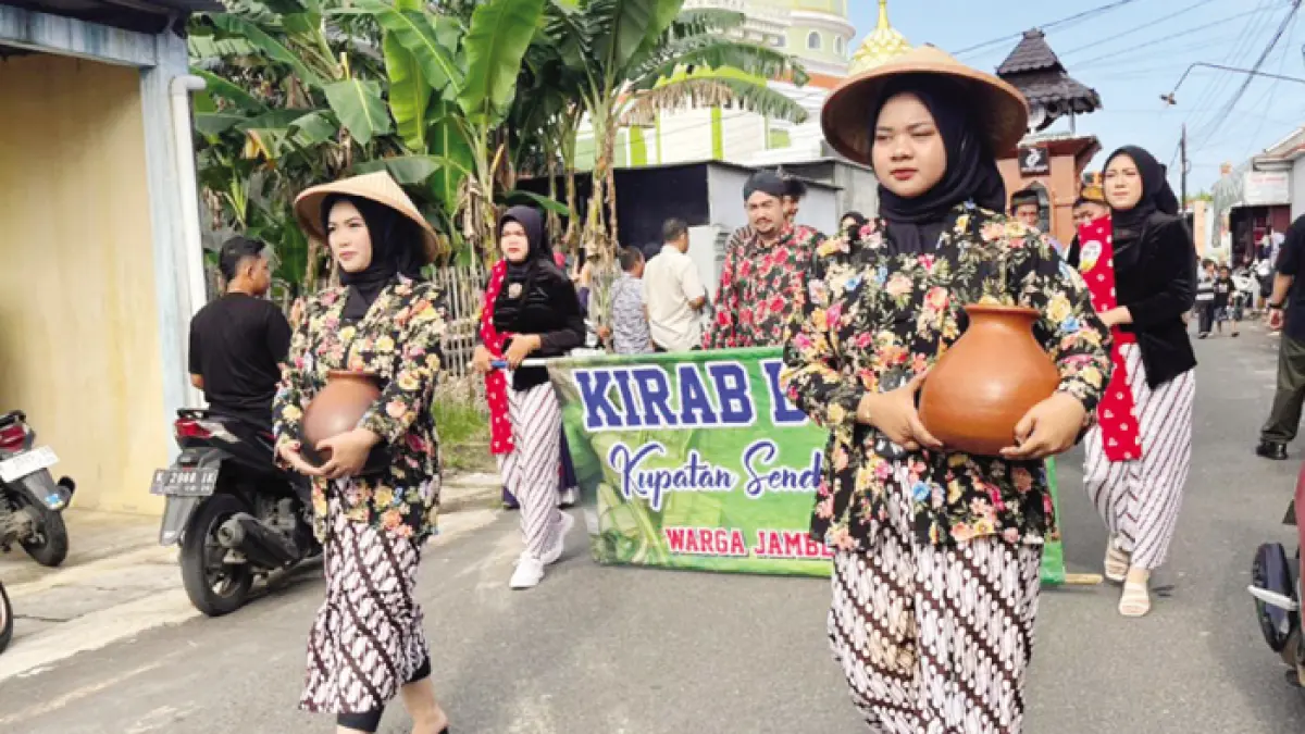 KIRAB: Masyarakat setempat berjalan bersama mengikuti tradisi kirab Kupatan Senjang Jodo di Desa Purworejo, Sabtu (28/3). (ANDIKA TRISNA SAPUTRA/RADAR KUDUS)
