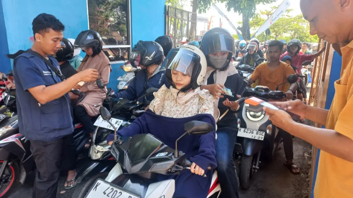 MEMBELUDAK: Para wisatawan tengah melakukan pembayaran tiket saat mengunjungi Pantai Kartini di momen Pesta Lomban pada Sabtu (28/3) lalu. (FIKRI THOHARUDIN/RADAR KUDUS)
