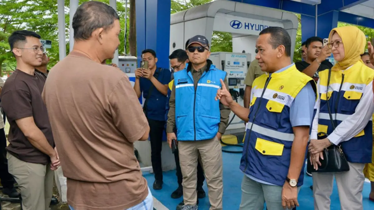 Menteri Energi dan Sumber Daya Mineral (ESDM), Bahlil Lahadalia (kedua dari kanan) saat menyapa pengguna kendaraan listrik yang sedang melakukan pengisian daya di SPKLU Rest Area KM 519B, Sragen, Jawa Tengah, Kamis (26/3). (Foto : Biro KLIK Kementerian ESDM)