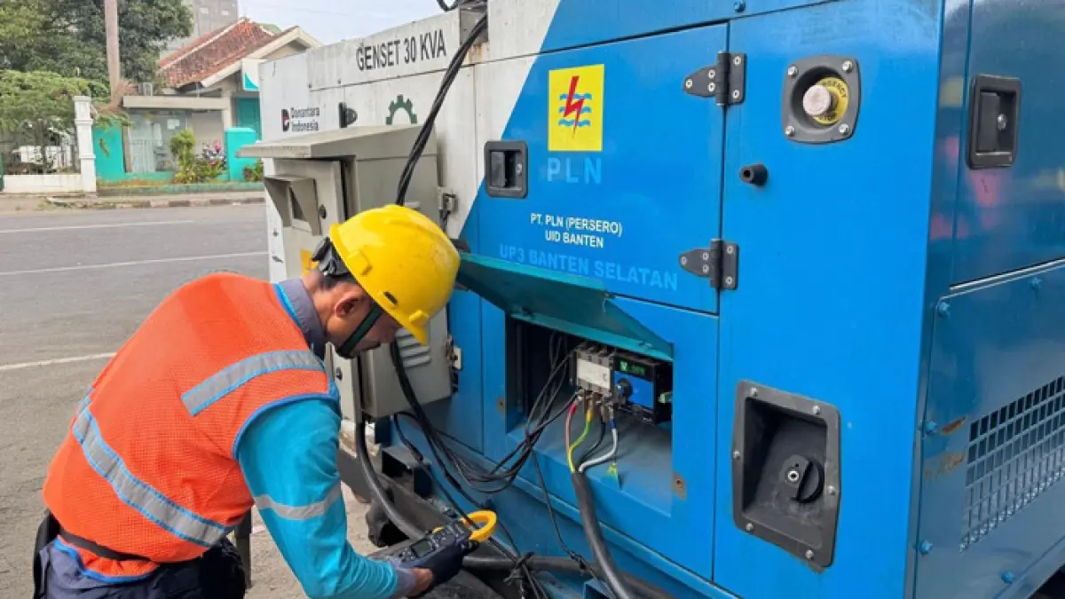 Petugas PLN saat melakukan pengecekan genset di Masjid Agung Al A’raaf, Rangkasbitung, Lebak, Banten. Langkah ini menjadi bagian dari pengamanan berlapis untuk mendukung kelancaran pelaksanaan Salat Idulfitri 1447 H
