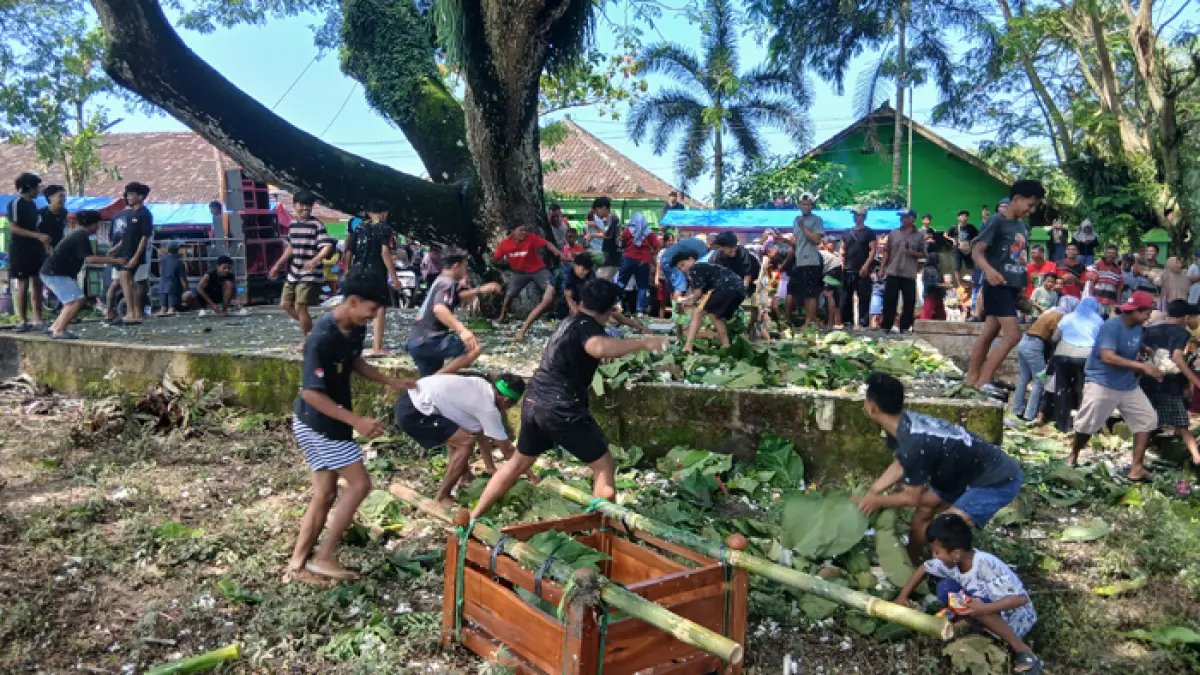 RIUH: Warga Desa Jiken, Kecamatan Jiken saat berebut dan melempar nasi berkat dalam tradisi Sawuran Sedekah Bumi yang dilaksanakan pada Minggu (29/03).  (EKO SANTOSO/RADAR KUDUS) 
