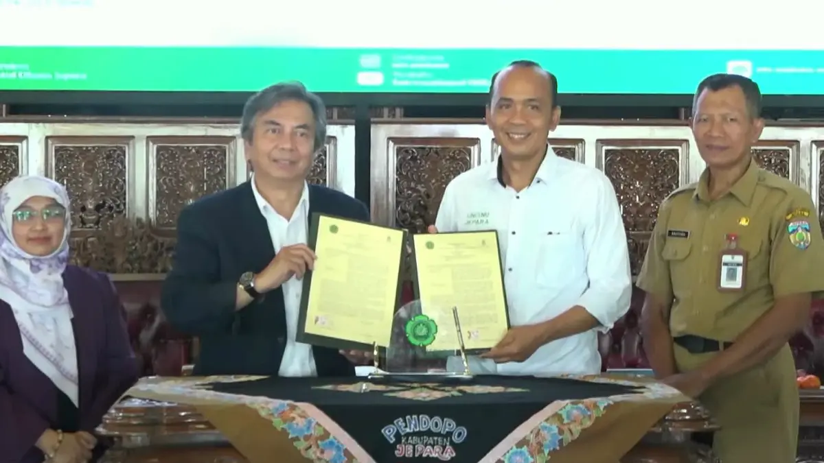SINERGIS: Penandatanganan MoU antara Basnur Academy oleh Al Busyra Basnur bersama dengan Wakil Rektor I (Bidang Akademik, Kelembagaan, dan Kerjasama) Unisnu Jepara Miftah Arifin pada Senin (30/3). (FIKRI THOHARUDIN/RADAR KUDUS)