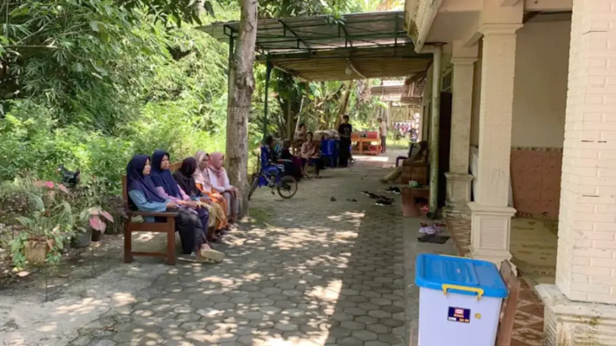 Situasi rumah duka yang sedang bersiap menunggu kepulangan jenazah. (ANOM BAGASKORO/RADAR JOGJA)