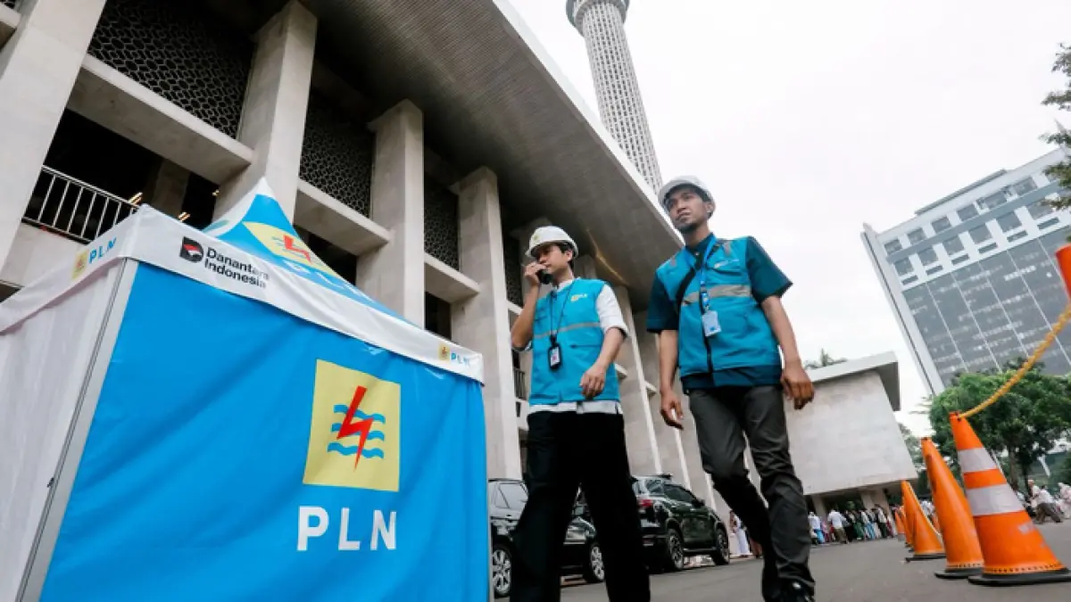 Team Leader Keandalan Istana PLN UP3 Menteng, Riki Waberta (kiri) bersama petugas bersiaga dan melakukan patroli kelistrikan saat pelaksanaan Salat Idulfitri di kawasan Masjid Istiqlal, Jakarta (21/3).