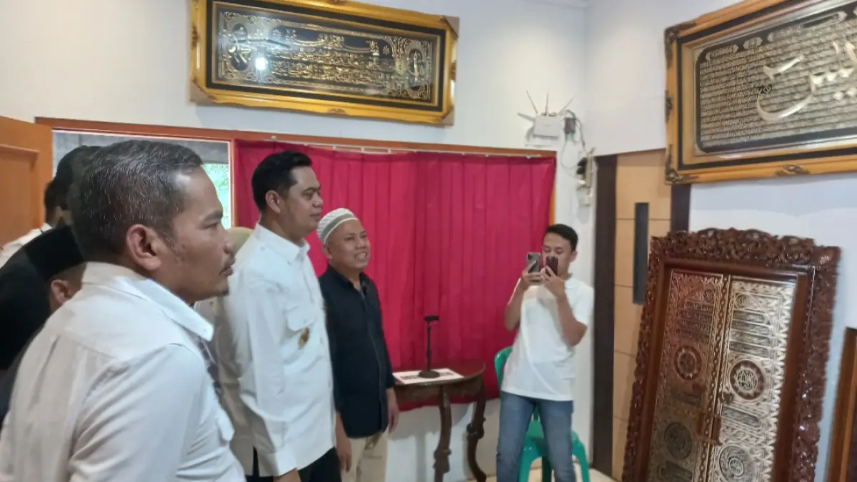 TERTARIK: Bupati Jepara Witiarso Utomo didampingi Sekda Ary Bachtiar menilik berbagai koleksi Kaligrafi. (FIKRI THOHARUDIN/RADAR KUDUS)