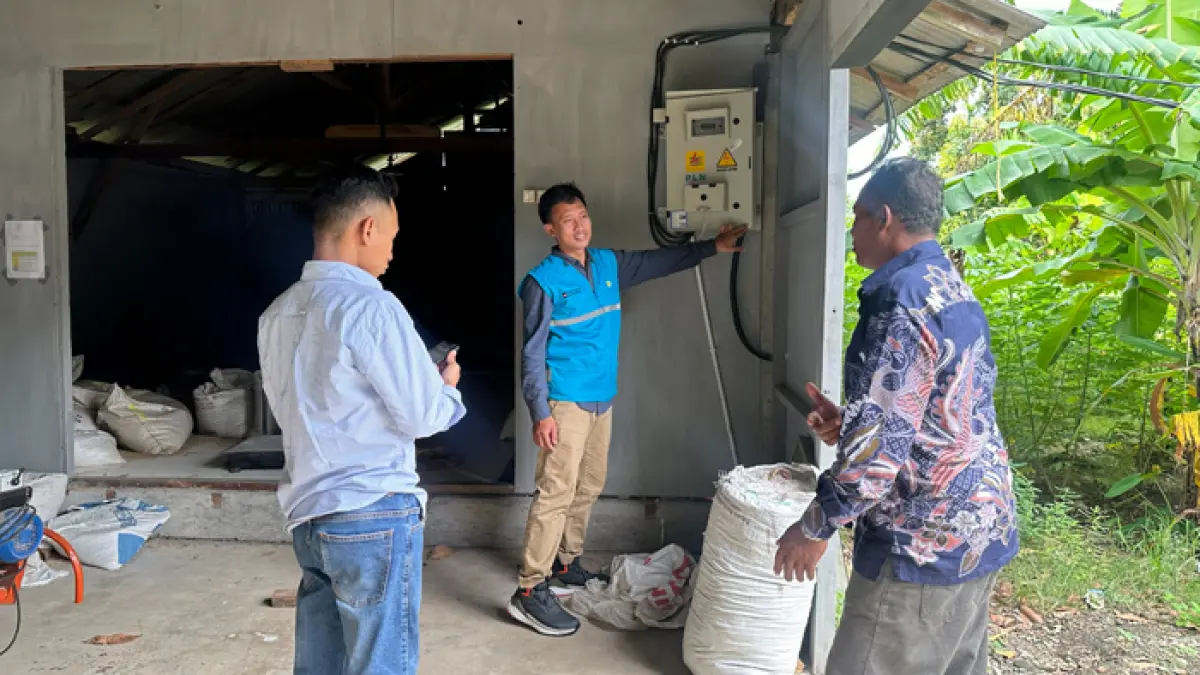 Tim TJSL PLN UIK Tanjung Jati B melakukan monitoring progres program rumah pakan mandiri yang dikelola oleh Koperasi Bala Kalingga Jaya di Desa Ujungwatu, Kabupaten Jepara