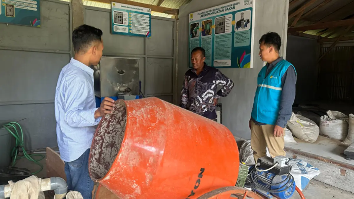 Tim TJSL PLN UIK Tanjung Jati B melakukan monitoring progres program rumah pakan mandiri yang dikelola oleh Koperasi Bala Kalingga Jaya di Desa Ujungwatu, Kabupaten Jepara