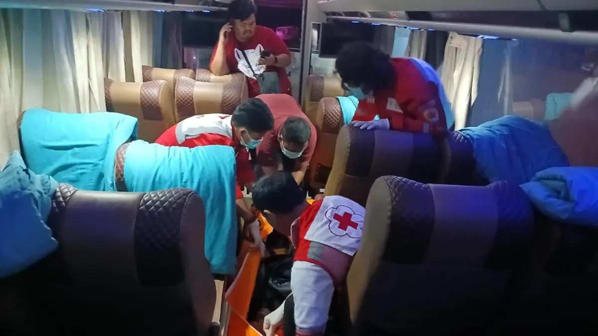 EVAKUASI – Petugas dari PMI dan Polsek Purwodadi lakukan evakuasi warga Kabupaten Grobogan di bus Garuda Mas Purwodadi. 