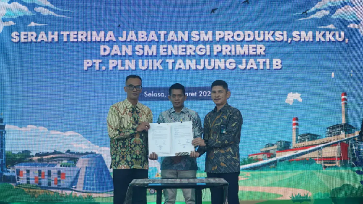 Foto bersama Harwito (kiri), Andi Makkasau (General Manager PLN UIK Tanjung Jati B - tengah) dan Hary Subagyo (Senior Manager Keuangan, Komunikasi, dan Umum - kanan