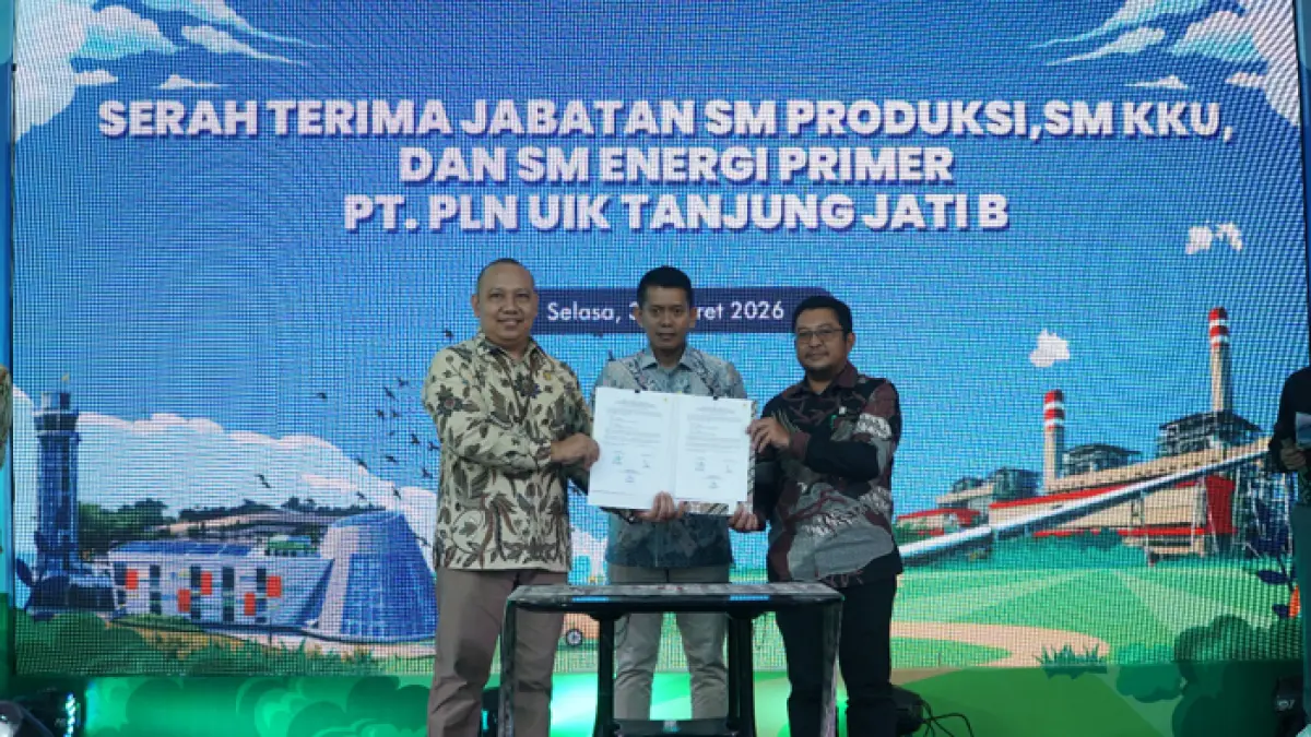 Foto bersama Wayan Budi Laksana - Senior Manager Energi Primer PLN UIK Tanjung Jati B (kiri) dan Andi Makkasau (General Manager PLN UIK Tanjung Jati B (kanan)