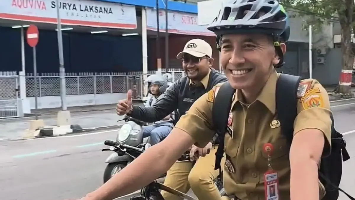 HEMAT ENERGI: Sekda Grobogan Anang Armunanto saat berangkat kerja memakai sepeda. 