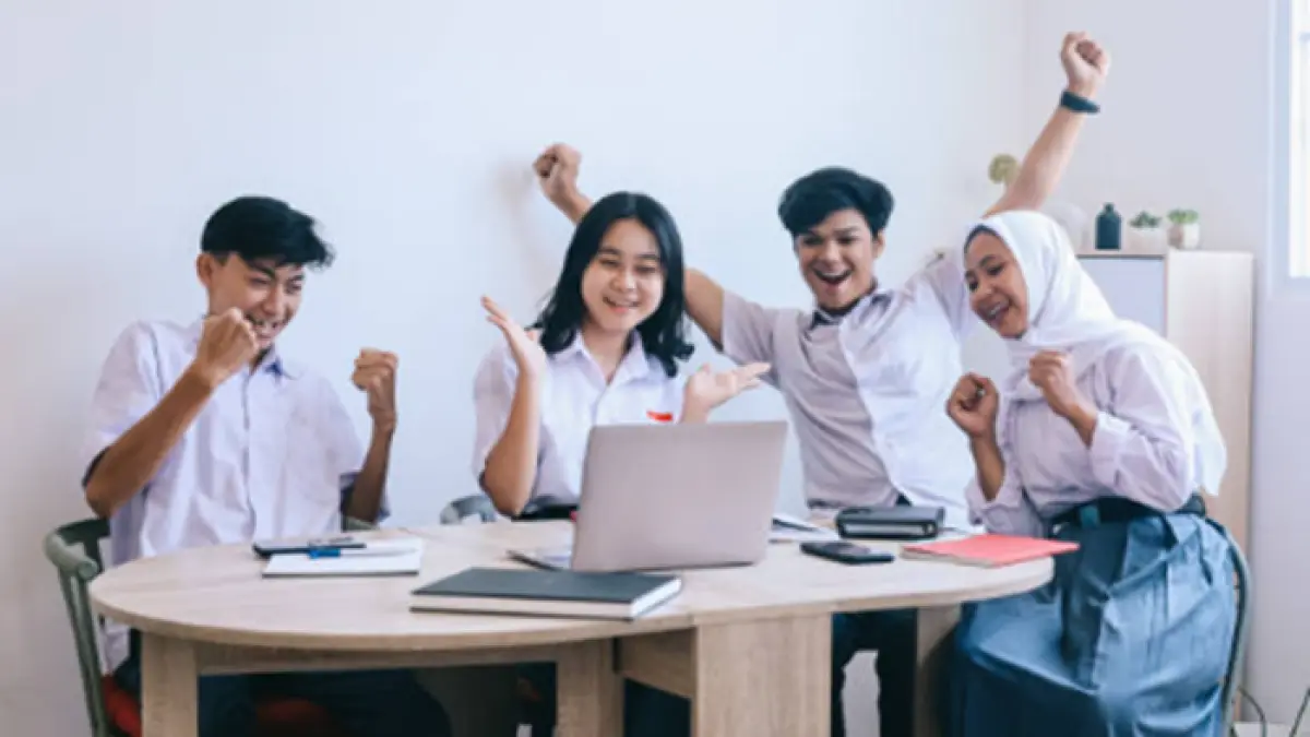 Ilustrasi siswa SMA yang melihat pengumuman SNBP