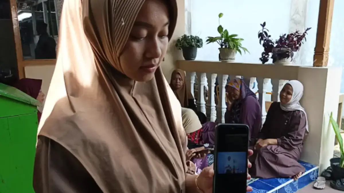 Istri Sertu Nur Ichwan, Hana Dita Anjani, 26, saat menceritakan sosok sang suami di rumah duka, Selasa (31/3/2026). (ROFIK SYARIF/ JAWA POS RADAR MAGELANG)