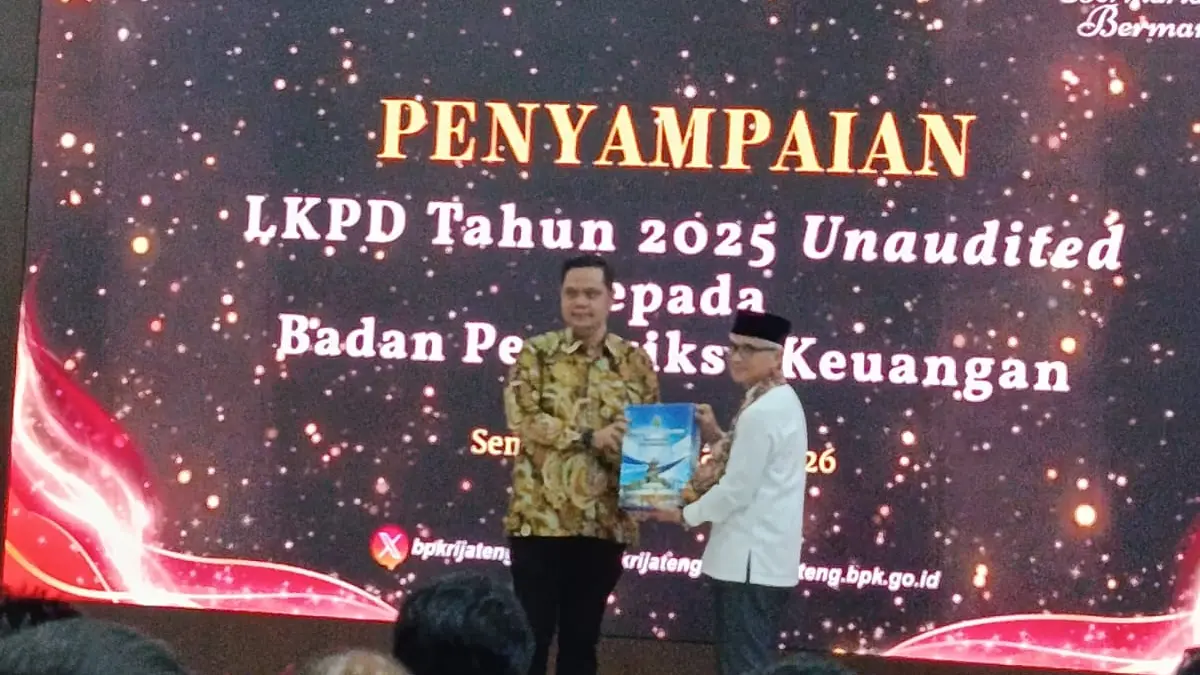 OPTIMISTIS: Bupati Jepara Witiarso Utomo menyerahkan LKPD 2025 unaudited kepada BPK. 