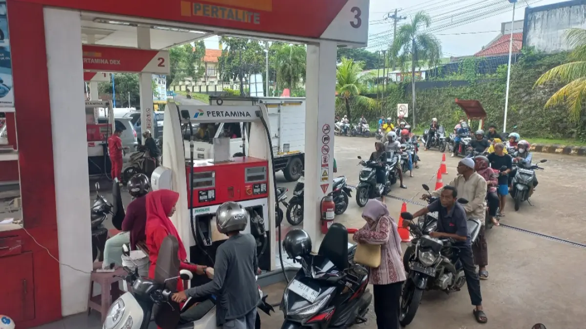 PADAT: Pengguna sepeda motor di area Jepara Kota tengah mengantre membeli BBM di SPBU 44.594.22 Krapyak. (FIKRI THOHARUDIN/RADAR KUDUS)