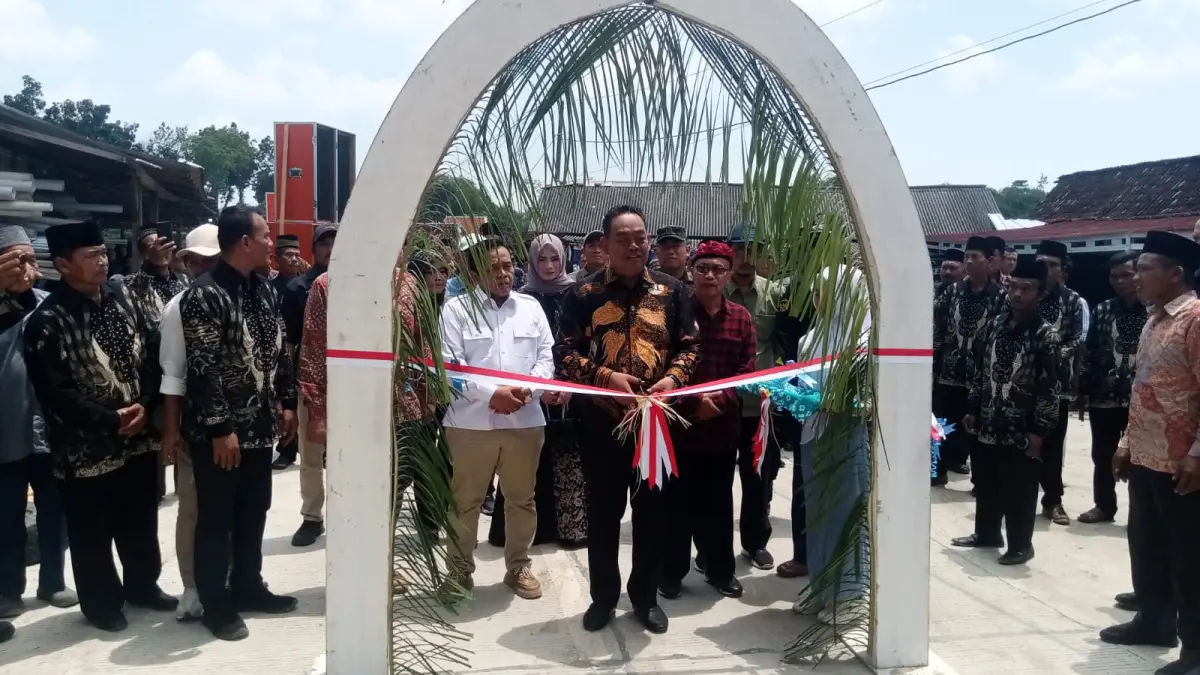 RESMIKAN JALAN – Bupati Grobogan Setyo Hadi meresmikan Jalan Inpres Jambangan- Randu menghubungkan akses perekonomian desa.  