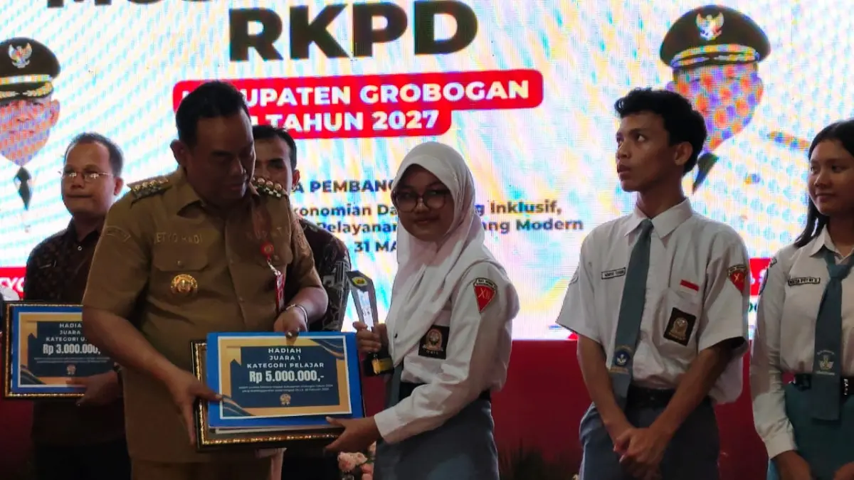 SERAHKAN HADIAH – Bupati Grobogan Setyo Hadi menyerahkan hadiah kepada pemenang lomba Kreanova Tahun 2026 di Pendopo Grobogan dalam acara Musrembang Tahun 2027, Selasa (31/3)