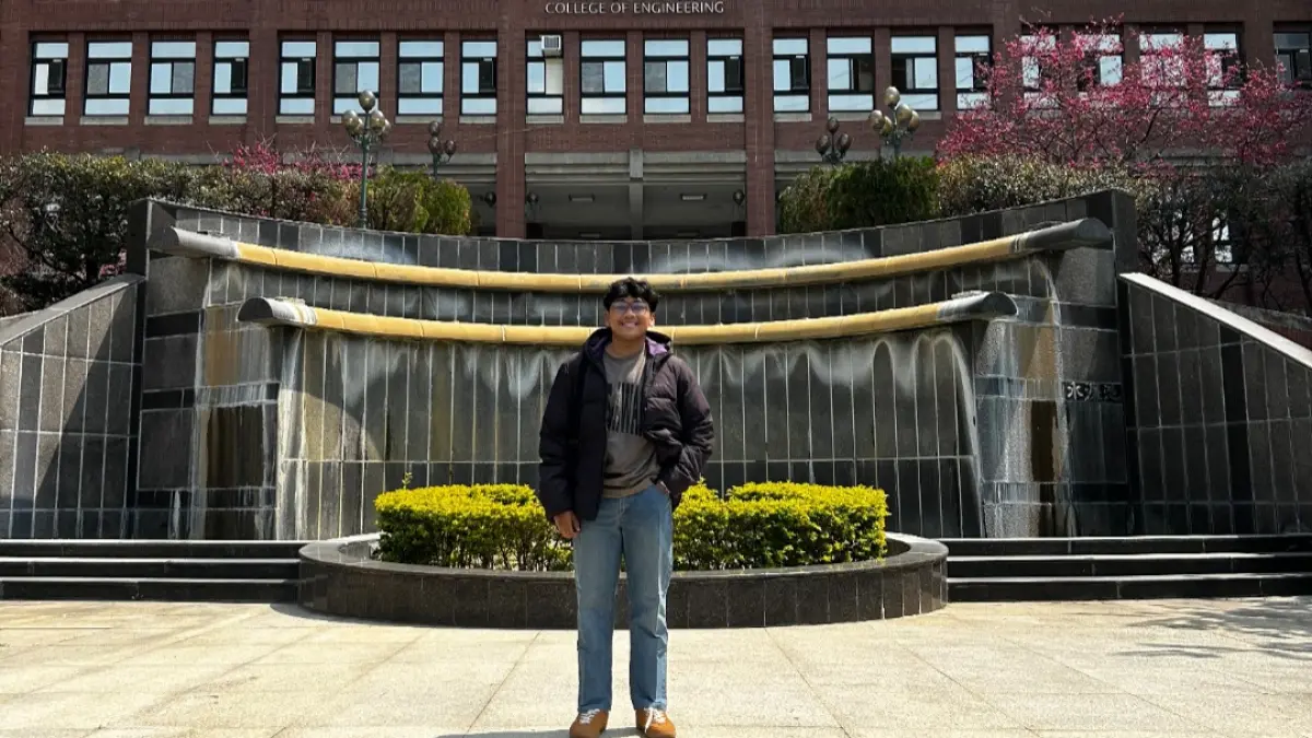 SUMRINGAH: Muhammad Fathan Faturrohman tengah meninjau Gedung Fakultas Teknik Dayeh University Taiwan pada Sabtu (14/3).&nbsp;