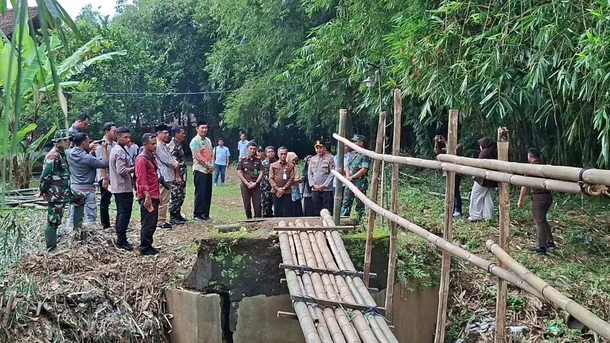 
TINJAU: Jajaran Forkopimda Kudus meninjau lokasi yang akan dibangun Jembatan Garuda di Desa Ngembalrejo, Selasa (31/3). (ANDIKA TRISNA SAPUTRA/RADAR KUDUS)
