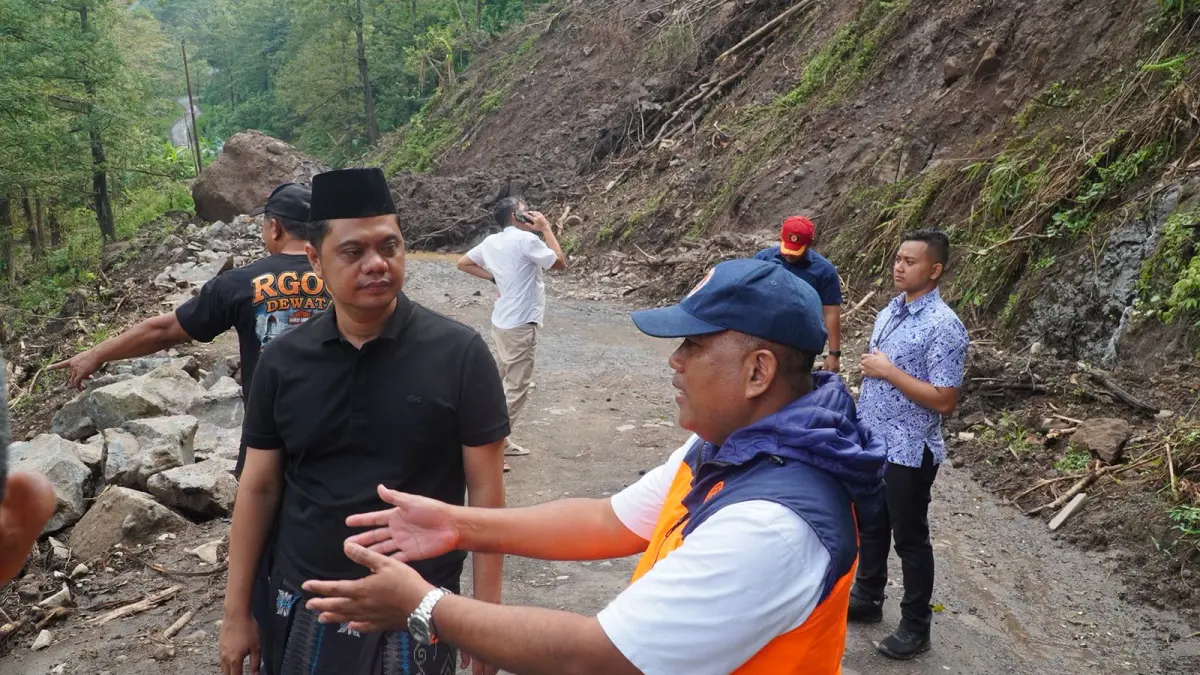 TURUN LANGSUNG: Bupati Jepara Witiarso Utomo didampingi Kepala Pelaksana BPBD Jepara Arwin Noor Isdiyanto meninjau titik longsor di Tempur. 