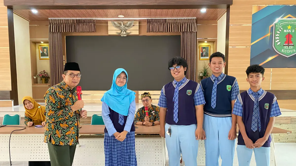 ALHAMDULILLAH: Kepala MAN 2 Kudus, Ali Musyafak mengadakan syukuran atas sejumlah siswa yang bergasil lolos SNBP di PTN ternama, Rabu (1/4). (MAN 2 KUDUS UNTUK RADAR KUDUS)