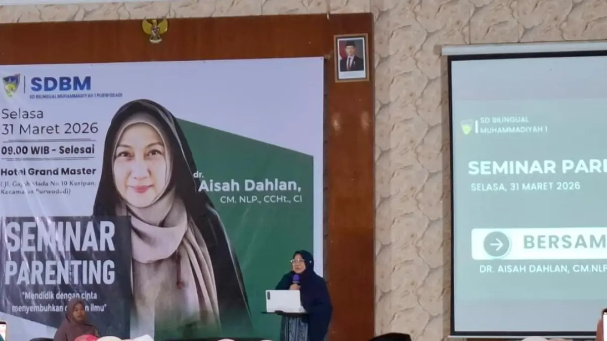 BERIKAN MOTIVASI – Aisah Dahlan mengisi parenting keluraga di Grand Master Hotel Purwodadi, Selasa (31/3).