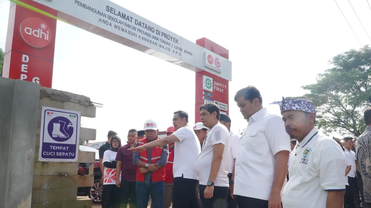 DIKEBUT: Bupati Jepara Witiarso Utomo meninjau progres pembangunan Sekolah Rakyat. 