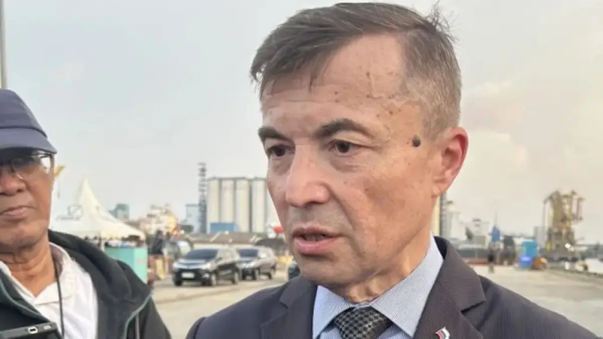 Duta Besar Rusia untuk Indonesia Sergei Tolchenov saat berbicara kepada wartawan di Pelabuhan Tanjung Priok, Jakarta, Selasa (31/3/2026). (ANTARA/Kuntum Khaira Riswan)
