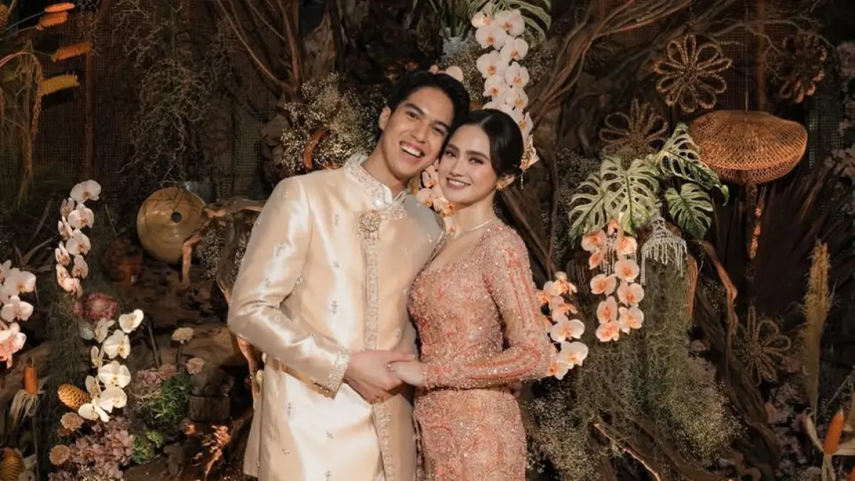 El Rumi dan Syifa Hadju bagikan undangan pernikahan. (Foto: Instagram @syifahadju)