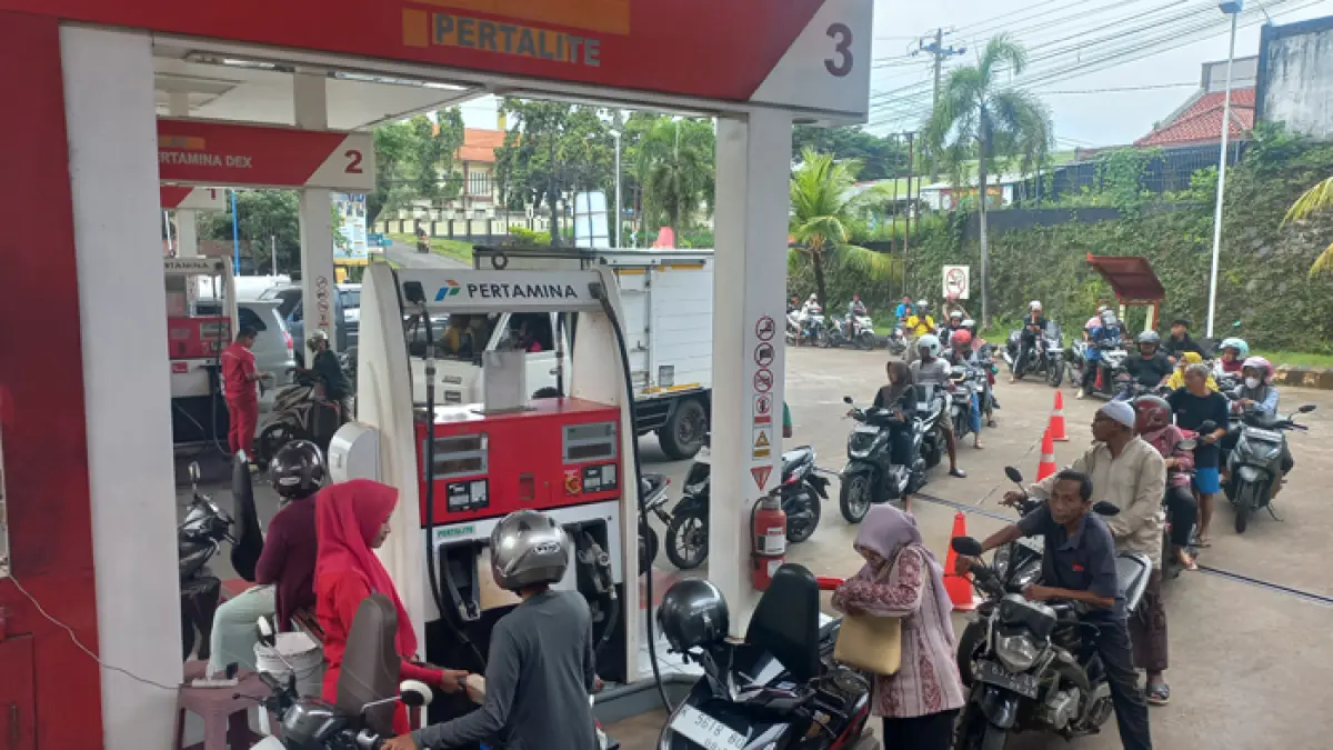 PADAT: Pengguna sepeda motor di area Jepara Kota tengah mengantre membeli BBM di SPBU 44.594.22 Krapyak. (FIKRI THOHARUDIN/RADAR KUDUS)