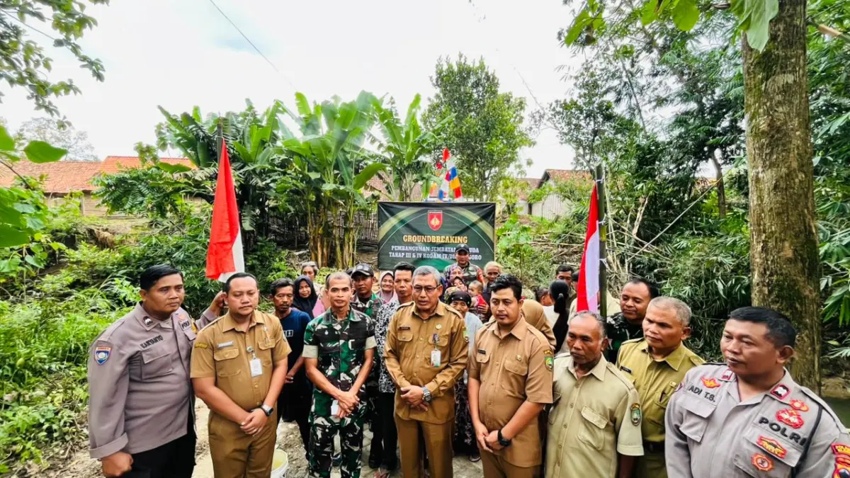 PEDULI: Groundbreaking pembangunan Jembatan Garuda di Dukuh Wotrangkul, Desa Klopoduwur, Kecamatan Banjarejo.
