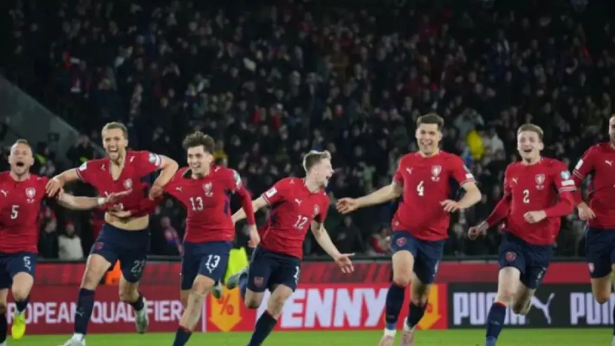 Pemain Timnas Republik Ceko merayakan keberhasilan mereka melaju ke Piala Dunia 2026 setelah menyingkirkan Timnas Denmark. (uefa.com)