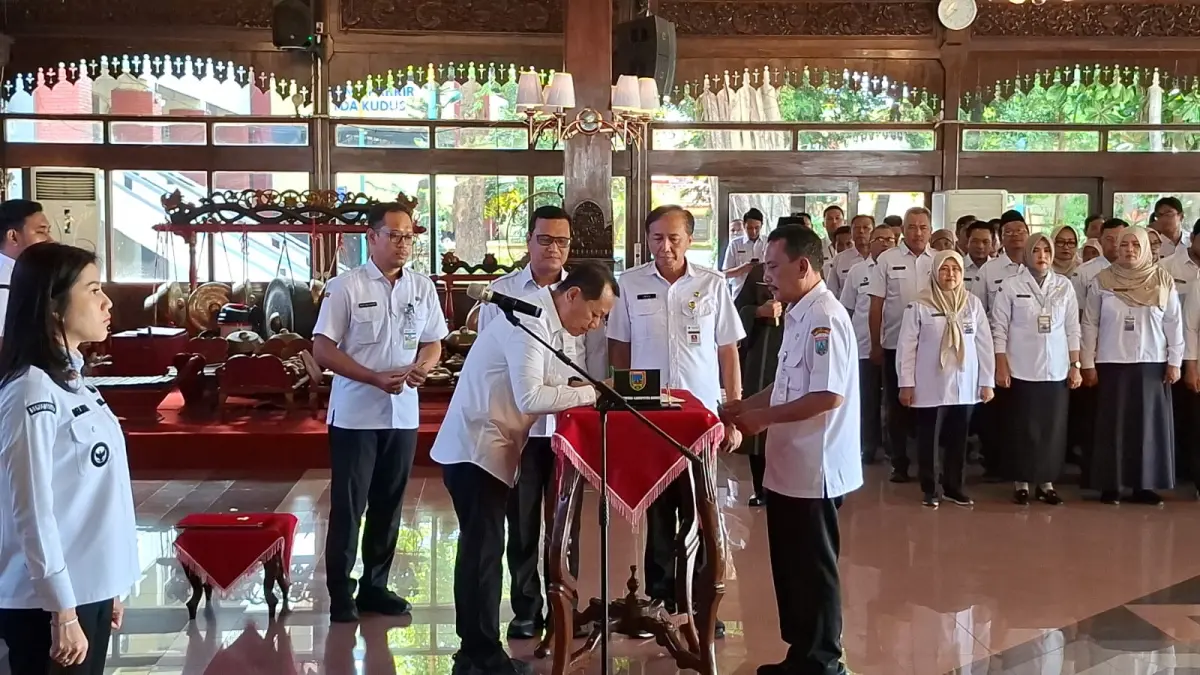 RESMI: Bupati Kudus Sam’ani Intakoris dan Sekda yang baru, Eko Djumartono menandatangani SK pengangkatan Sekda Kudus di Pendapa Kabupaten Kudus, Rabu (1/4). (ANDIKA TRISNA SAPUTRA/RADAR KUDUS)