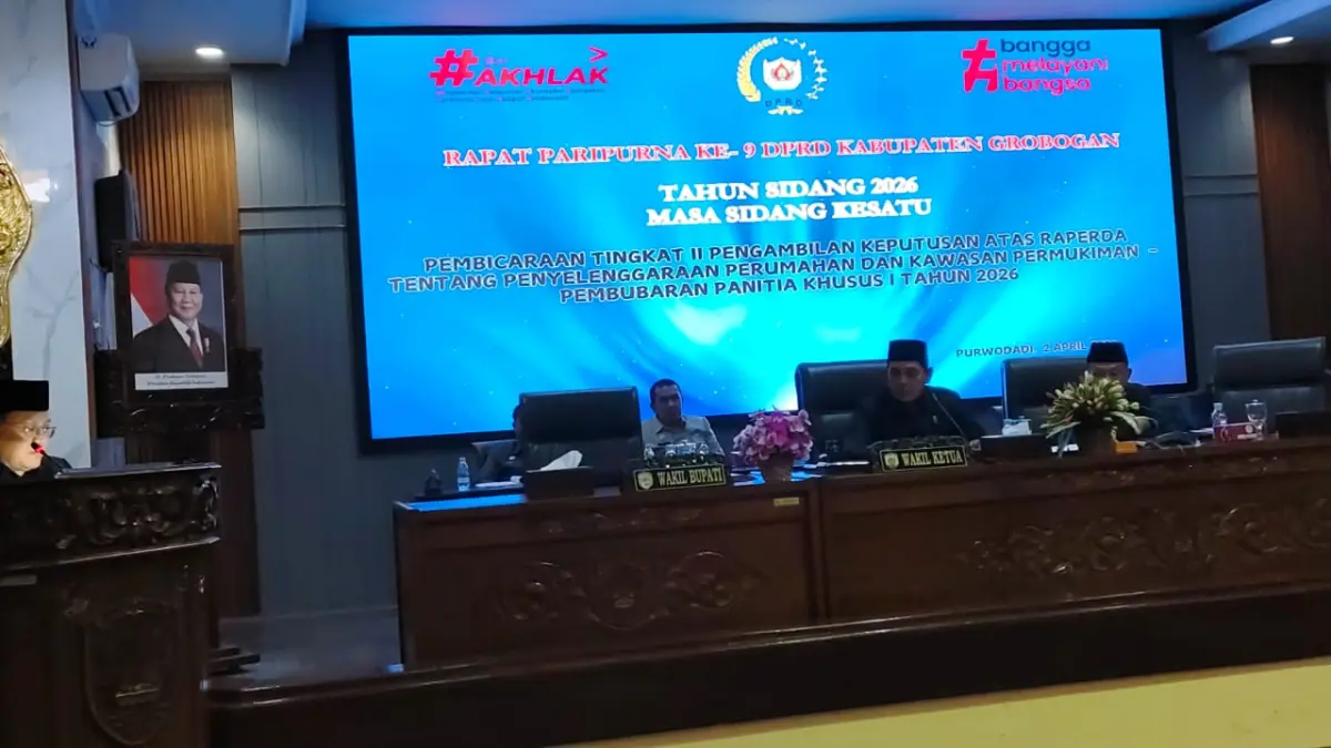 BACAKAN SAMBUTANYA – Wakil Bupati Grobogan Sugeng Prasetyo membacakan sambutan atas disahkanya raperda tentang Penyelenggaraan Perumahan dan Kawasan Pemukiman, Kamis (2/4)