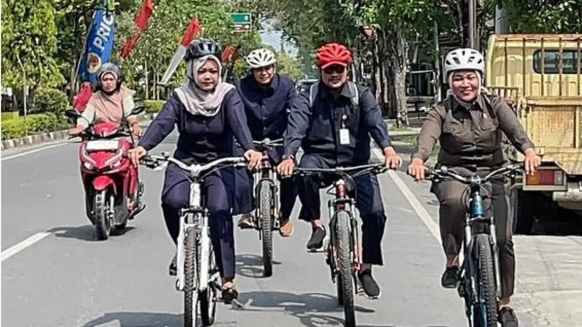 BERSEPEDA – Ketua DPRD Grobogan Lusia Indah Artani bersama tiga anggota DPRD Grobogan naik sepeda ke kantor dewan dalam rangka sukseskan gerakan bike to work, Selasa (2/4). 