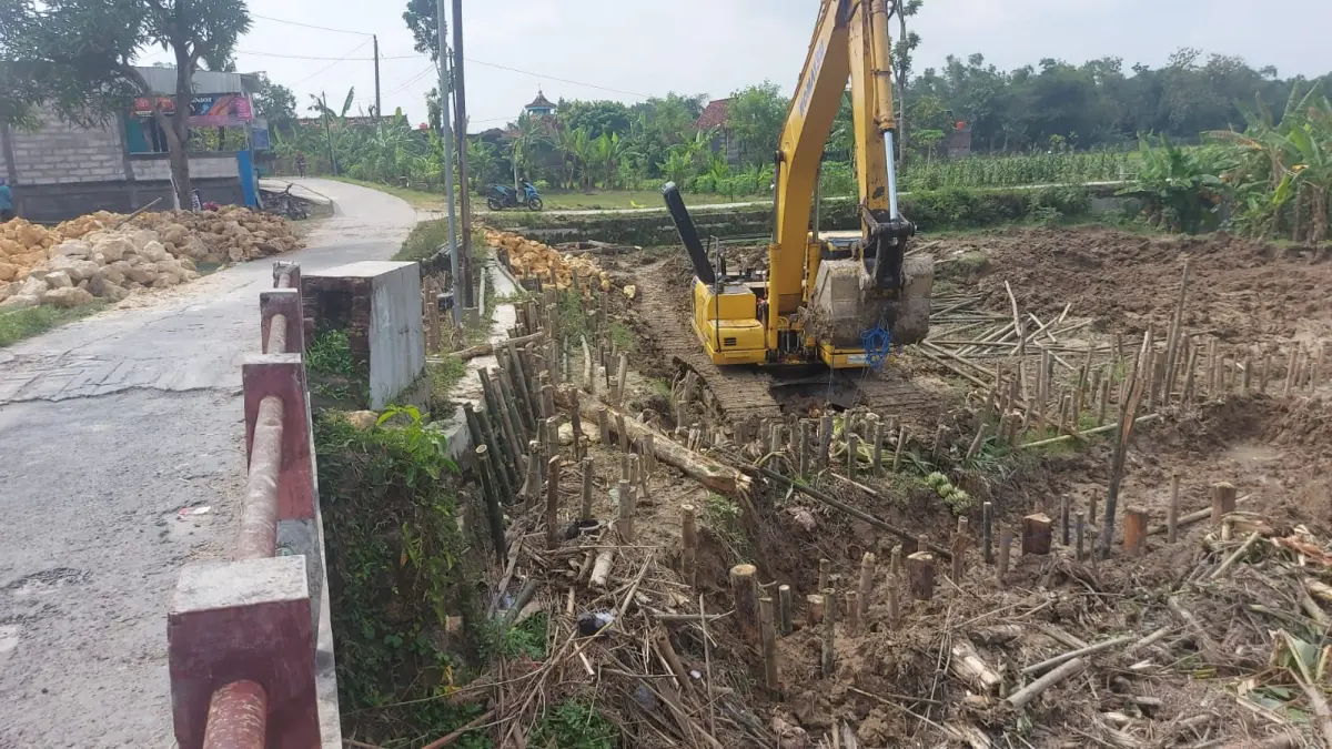 DARURAT: Penanganan darurat talud longsor di jembatan Desa Tambirejo Kecamatan Toroh. (Pemdes Tambirejo untuk Radar Kudus)