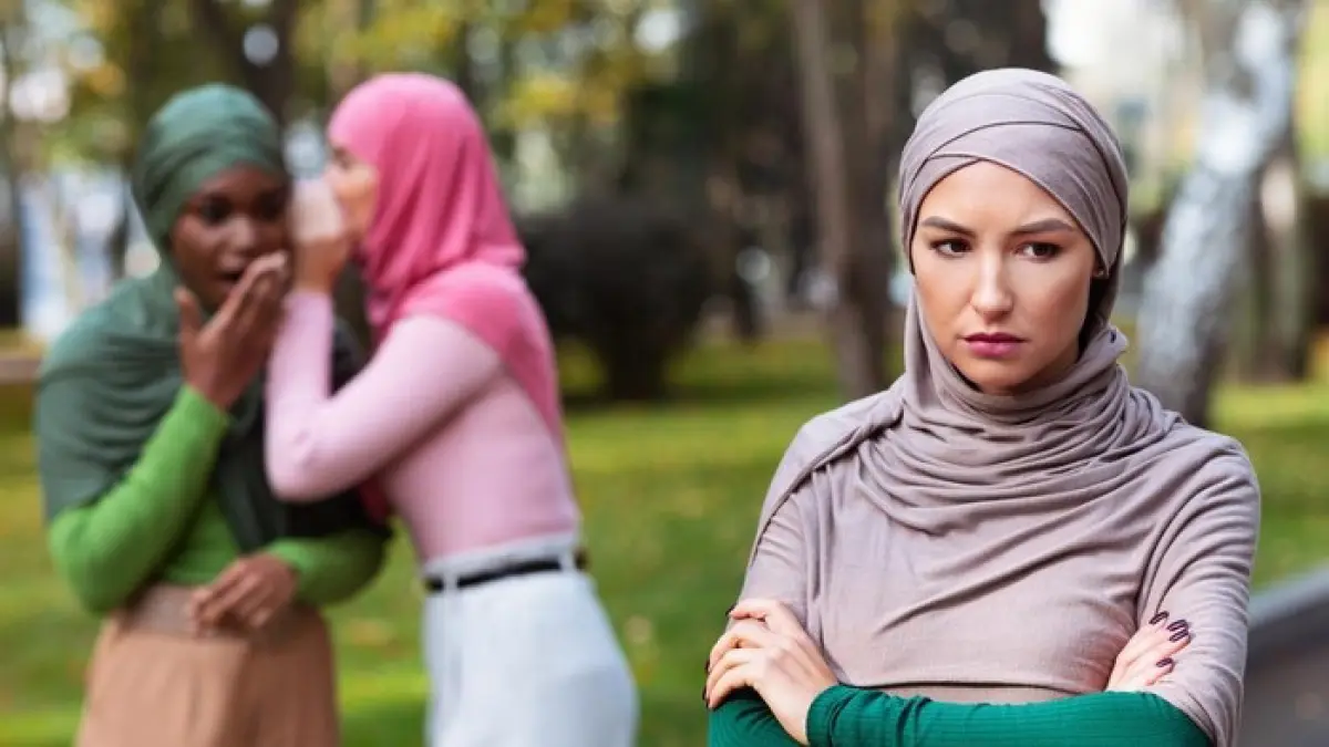 Ilustrasi Dengki dan Iri Hati. (Foto: Getty Images/iStockphoto/Prostock-Studio)