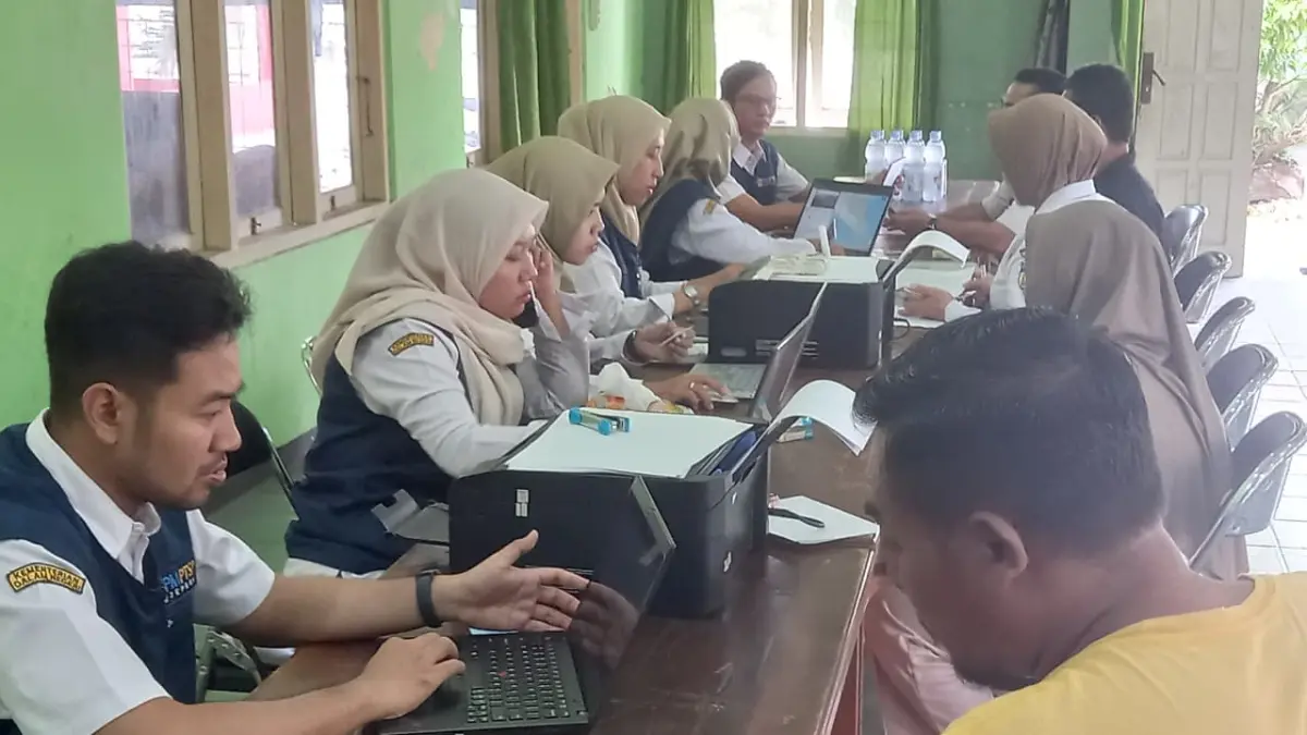 JEMPUT BOLA: Nelayan Karimunjawa mengurus perijinan agar lebih mudah akses pembelian solar. 