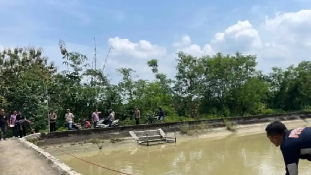 OLAH TKP - Anggota Polsek Klambu lakukan olah TKP di lokasi kejadian remaja tenggelam di saluran Desa Terkesi, Kecamatan Klambu. 